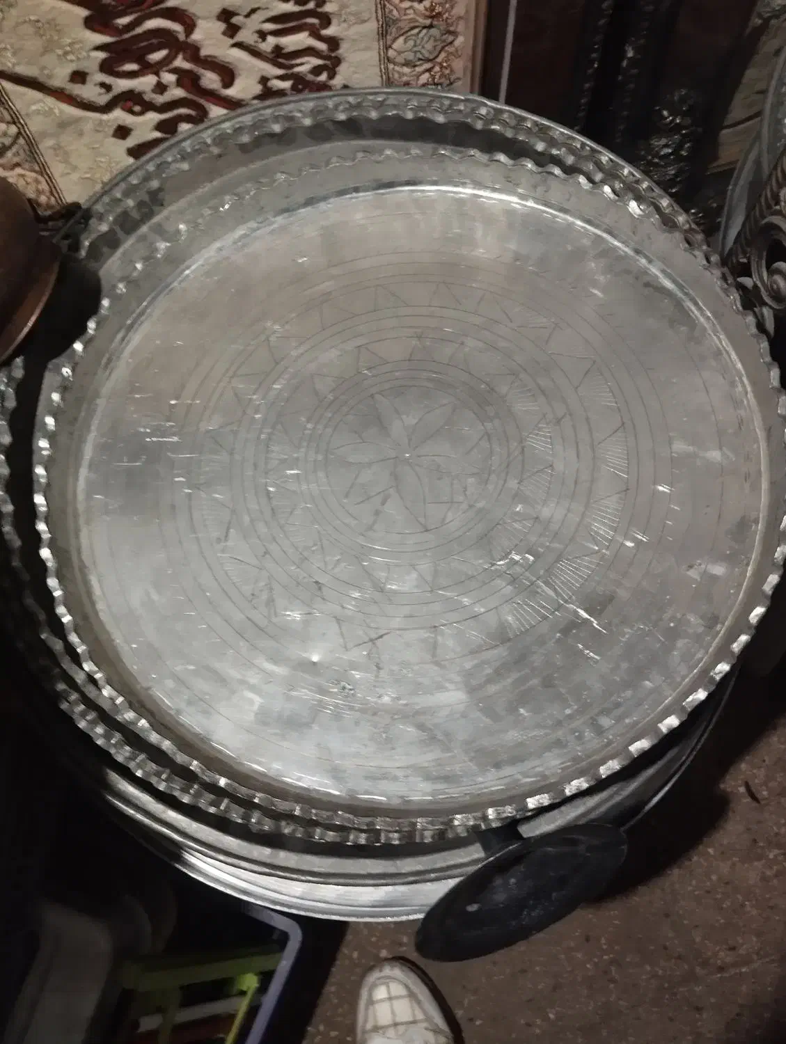 سینی و قابلمه مسی قدیمی و میز برنز و عسلی با سنگ|کلکسیون اشیاء عتیقه|مرند, |دیوار