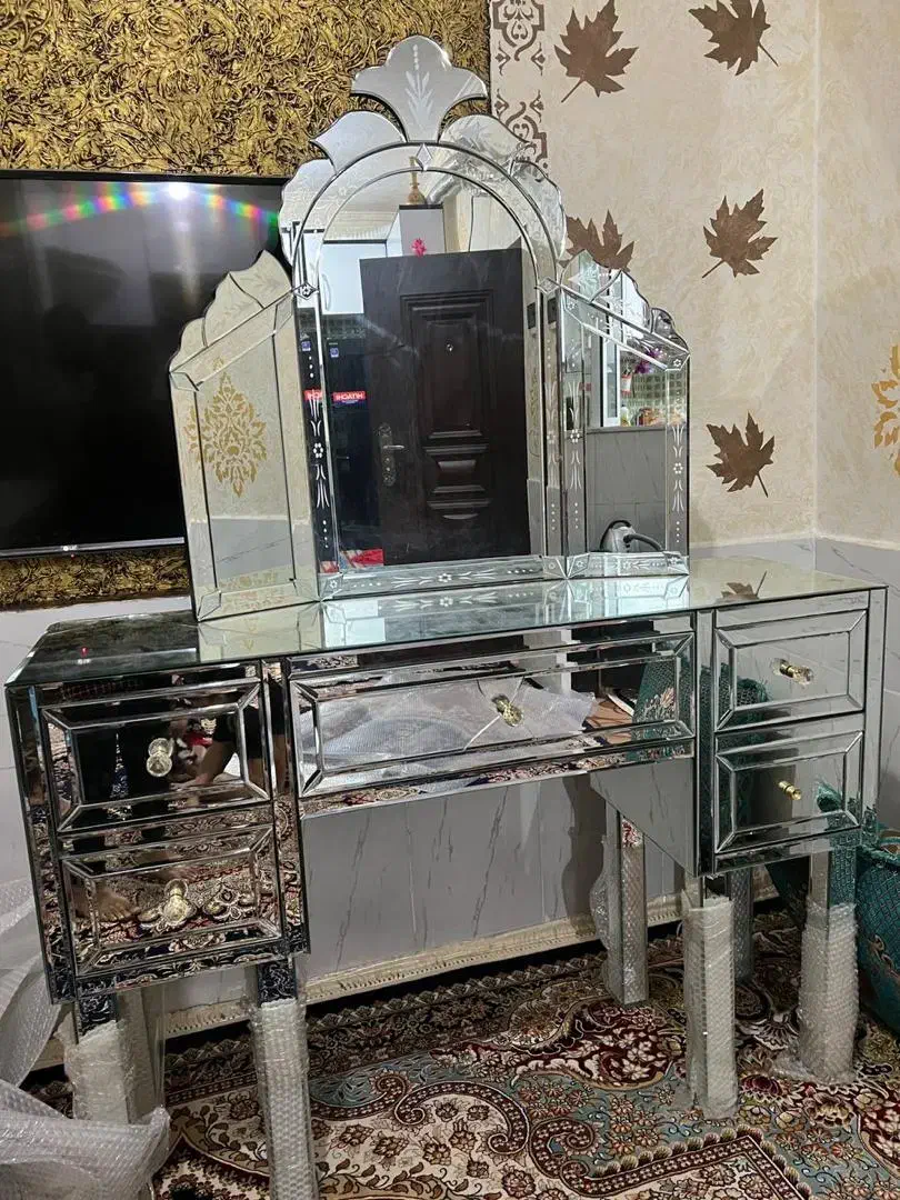 میزکنسول آیینه فقط ۳ تومن (توضیحات بخون خواهشا)|بوفه، ویترین، کنسول|بندرعباس, |دیوار