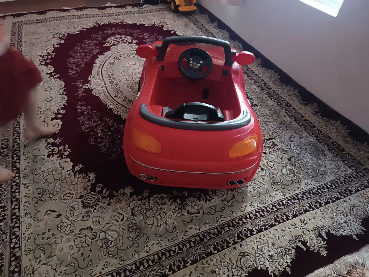 ماشین شارژی چراغ دار موزیکال همراه شارژر|اسباب‌بازی بچه|سنندج, |دیوار