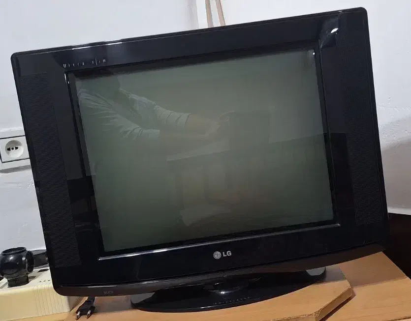 تلویزیون مارک LG اصل همراه گیرنده دیجیتال با کیفیت|تلویزیون و پروژکتور|دزفول, |دیوار