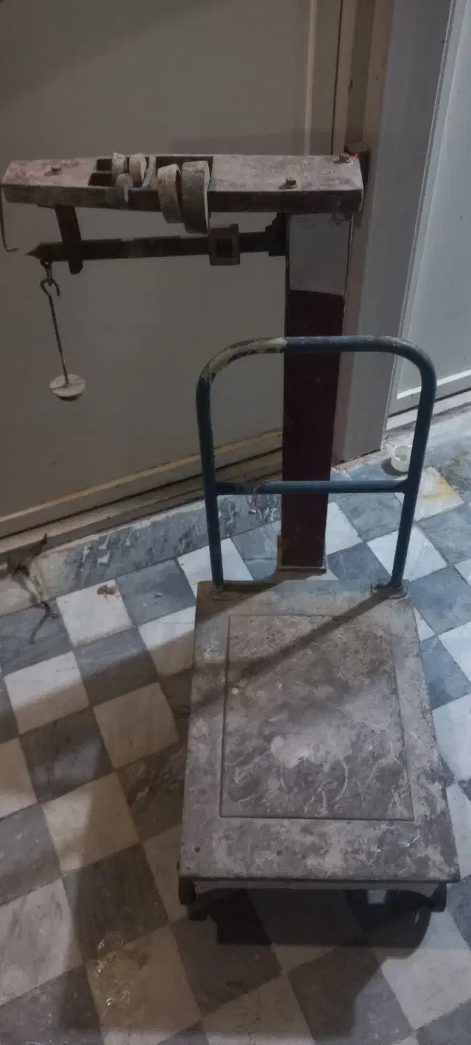 باسکول ۲۰۰ کیلویی قدیمی|ابزارآلات|قم, طلاب غیر ایرانی|دیوار