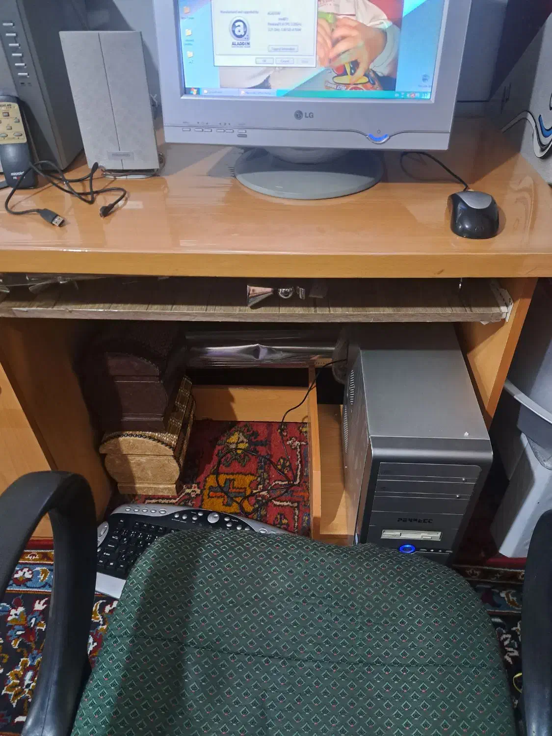 سیستم کامپیوتر ب همراه اسپیکر و میز و صندلی|رایانه رومیزی|مراغه, |دیوار