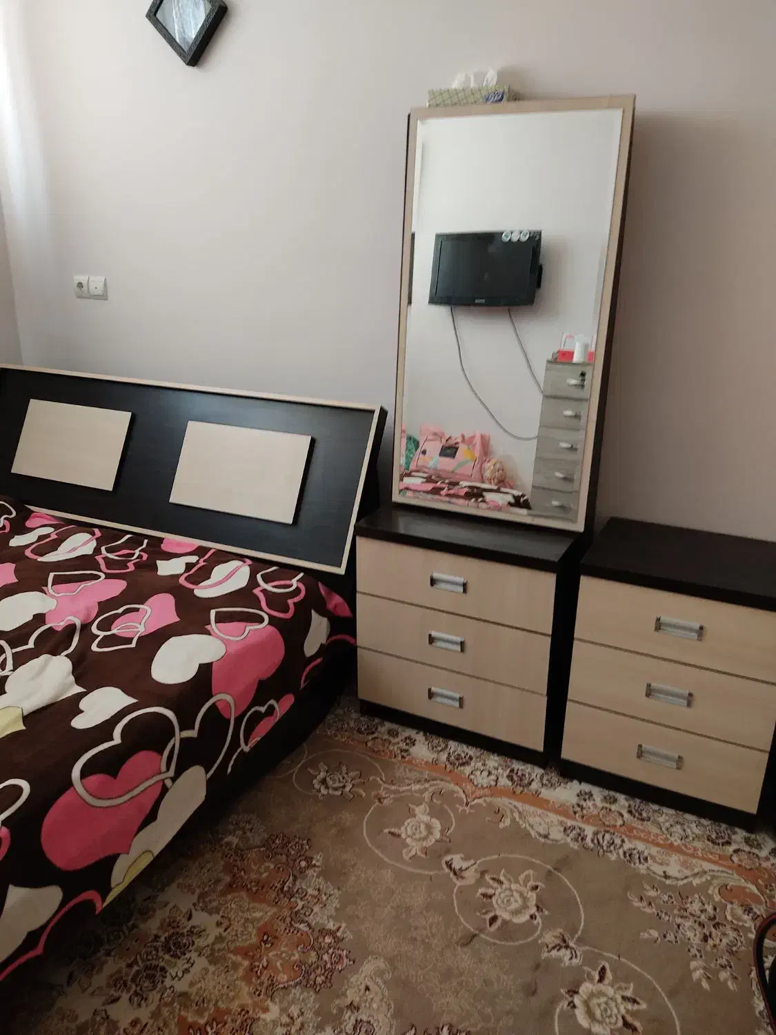 سرویس خواب و میز تلویزیون و پایه اینه شمعدان|تخت و سرویس خواب|بیرجند, |دیوار