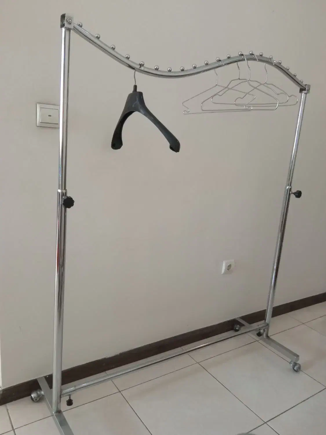 رگال لباس|بندرخت و رخت‌آویز|کرج, ساماندهی|دیوار