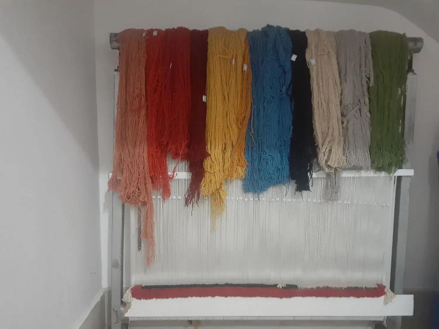 دار قالی به همراه قالی|فرش|اسلامآباد غرب, |دیوار