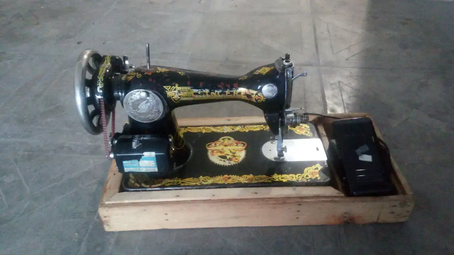 چرخ خیطی قدیمی شیر نشان برقی. کار کرد|لوازم خیاطی و بافتنی|مشگین شهر, |دیوار