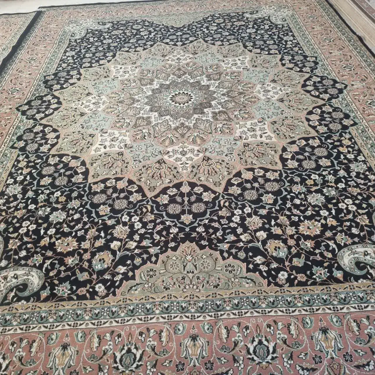 تعدادی فرش ماشینی ودست باف|فرش|مشگین شهر, |دیوار