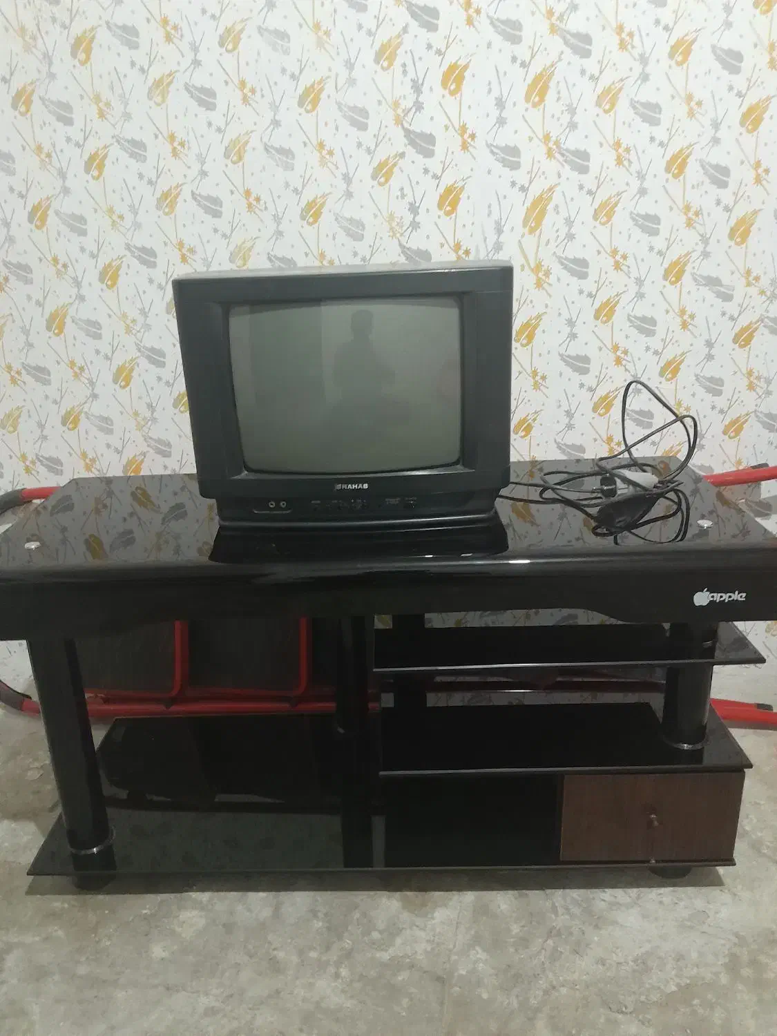 یک عدد تلوزیون 14اینج با میز یک میلیون|تلویزیون و پروژکتور|خوی, |دیوار