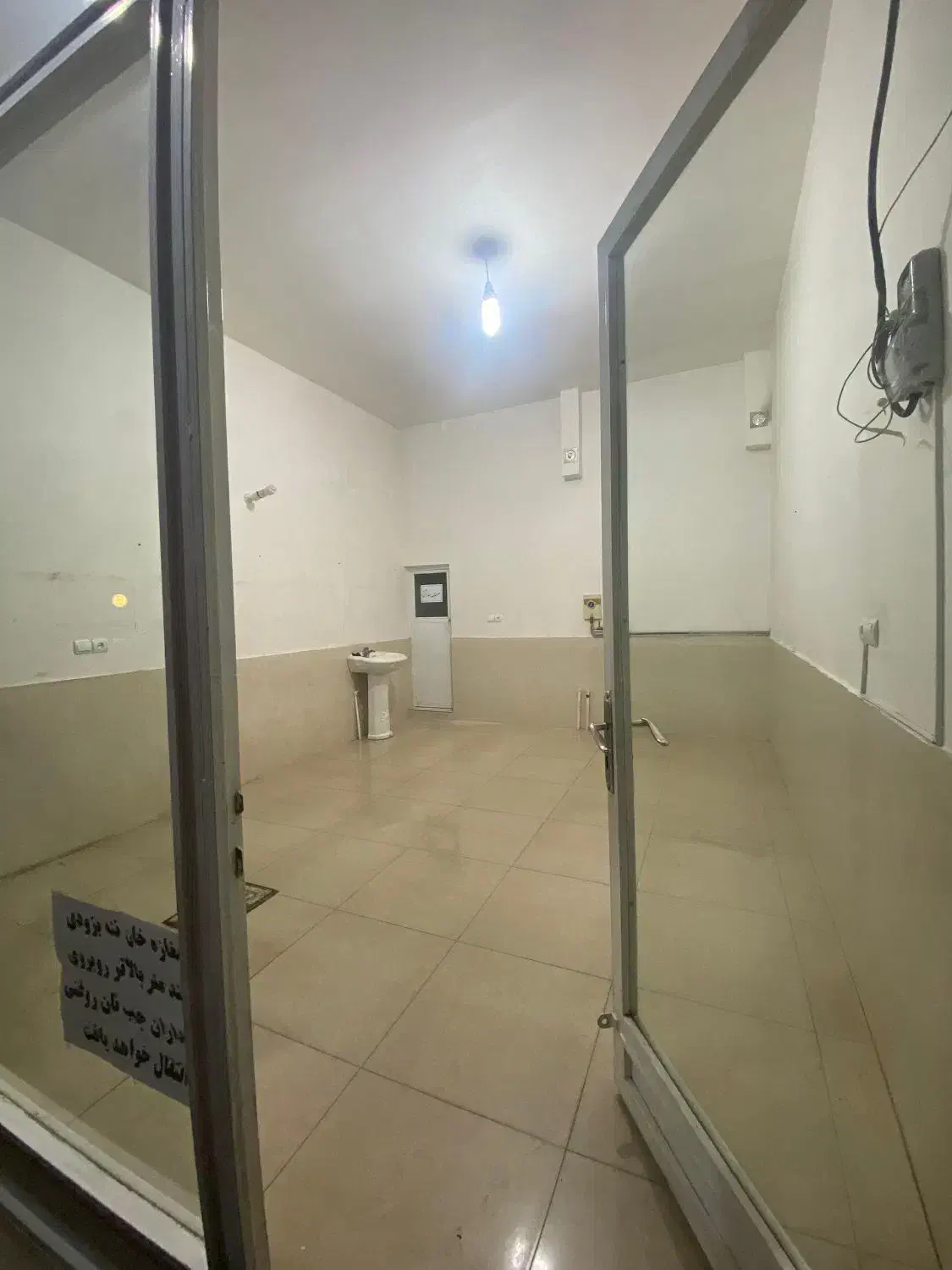 اجاره مغازه ۲۵ متری در استادان با سرویس بهداشتی|اجارهٔ مغازه و غرفه|ماکو, |دیوار