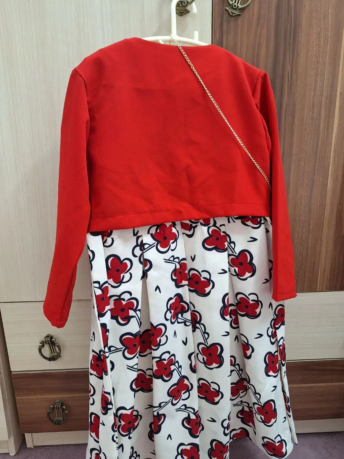 لباس دخترانه|لباس|اصفهان, ولدان|دیوار