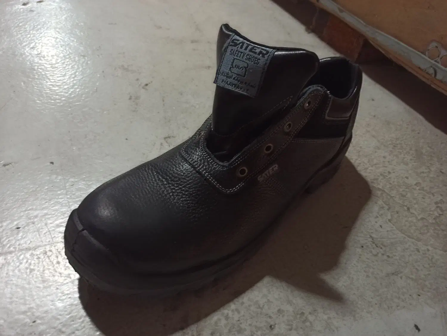 کفش ایمنی|کیف، کفش، کمربند|رشت, جهاد|دیوار