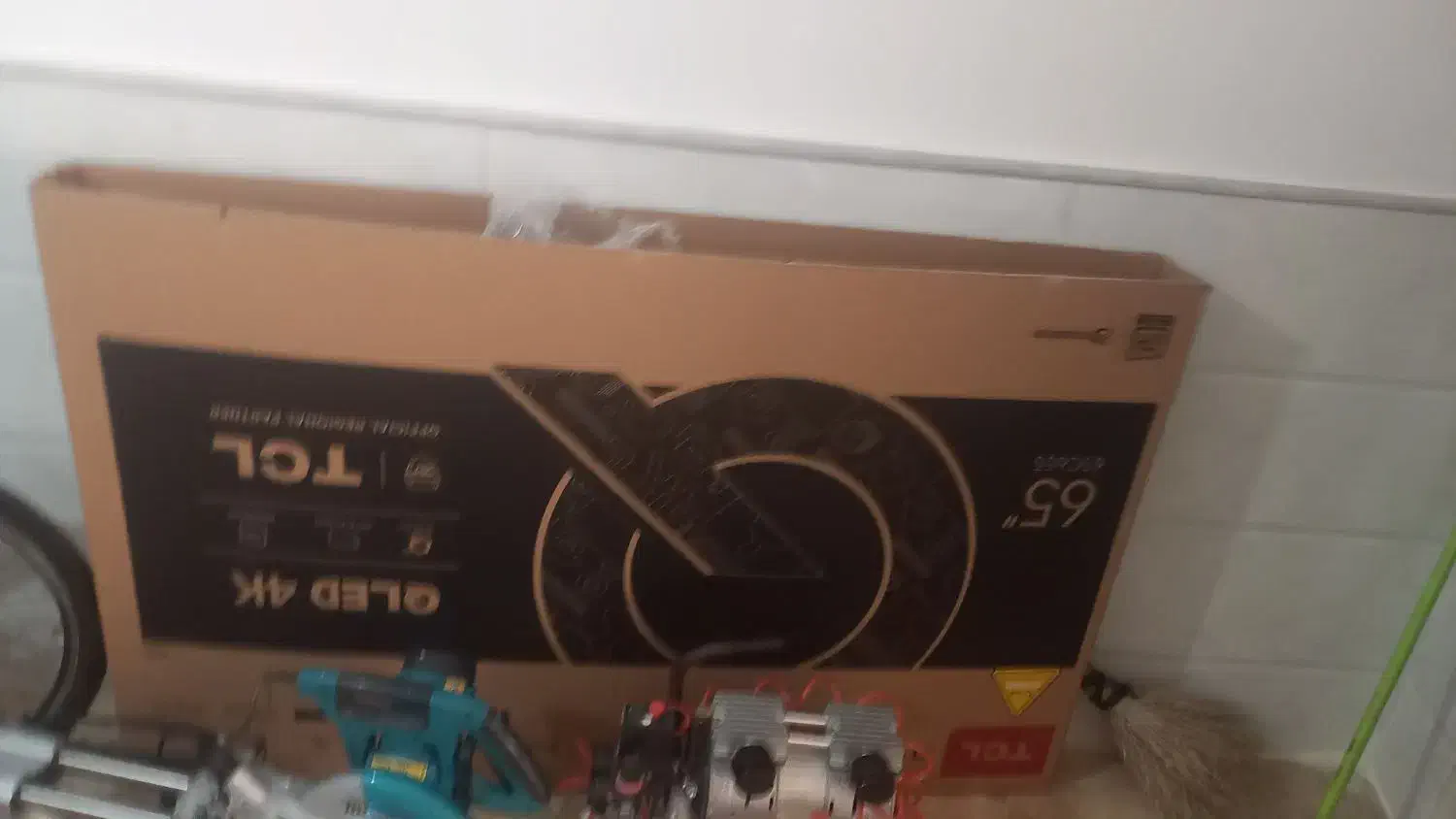 کارتون تلوزیون|تلویزیون و پروژکتور|قم, قلعه کامکار|دیوار