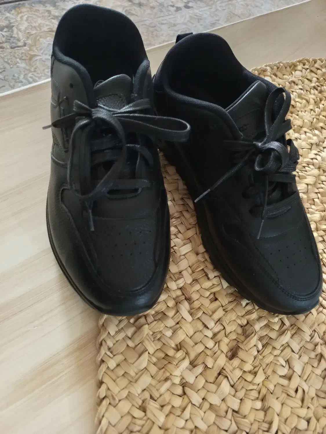 کفش کتونی چرم|کیف، کفش، کمربند|ابریشم, |دیوار