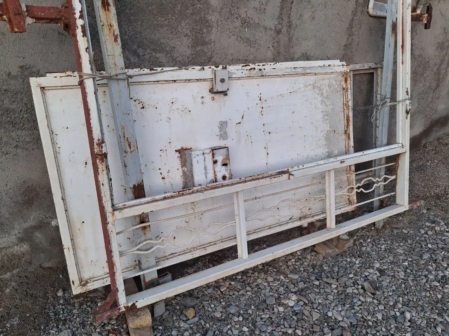 در حیاط|مصالح و تجهیزات ساختمان|شال, |دیوار