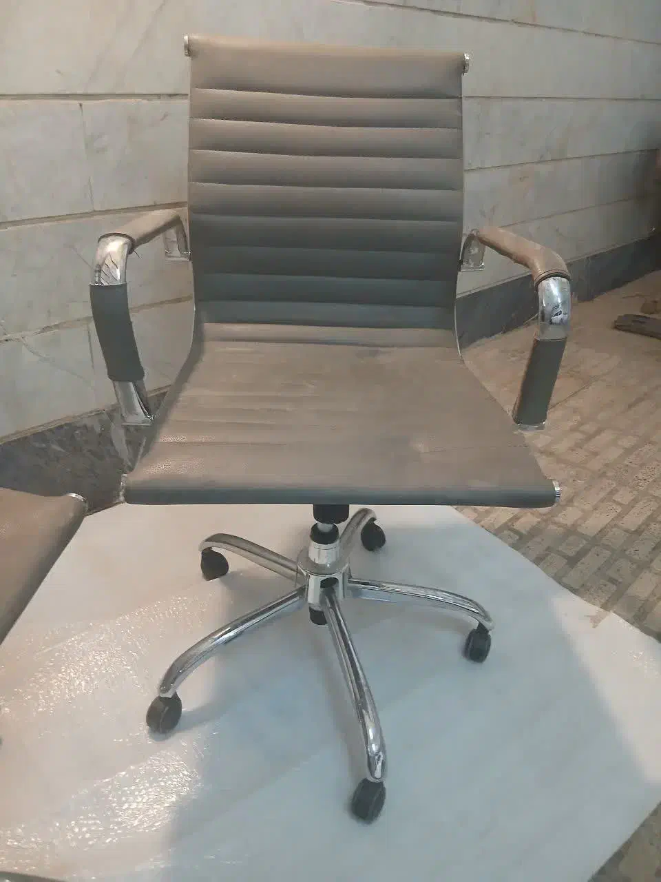 صندلی|صندلی و نیمکت|اسلام‌شهر, شهرک قائمیه|دیوار