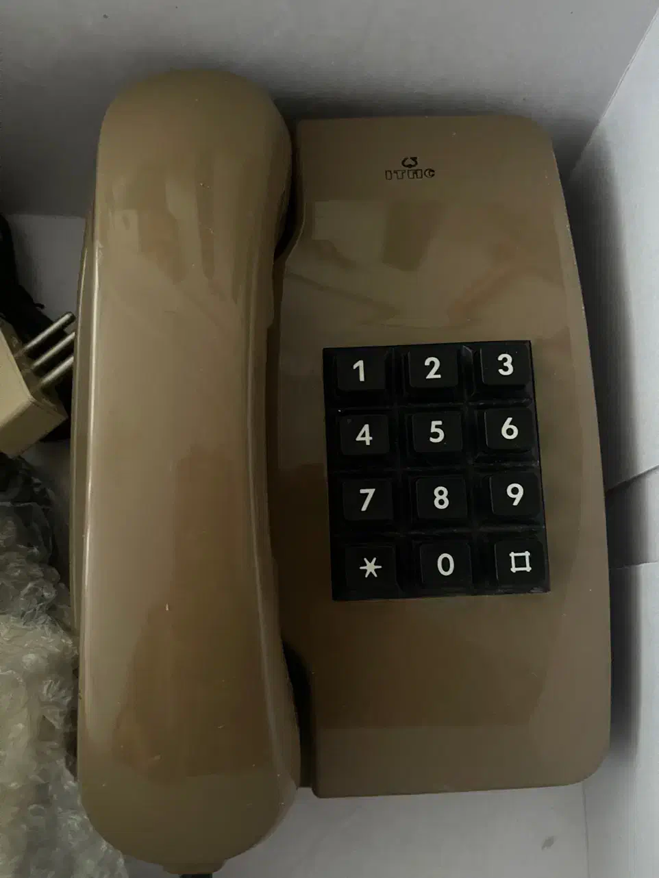 تلفن قدیمی نو|تلفن رومیزی|تهران, نیروی هوایی (پیروزی)|دیوار