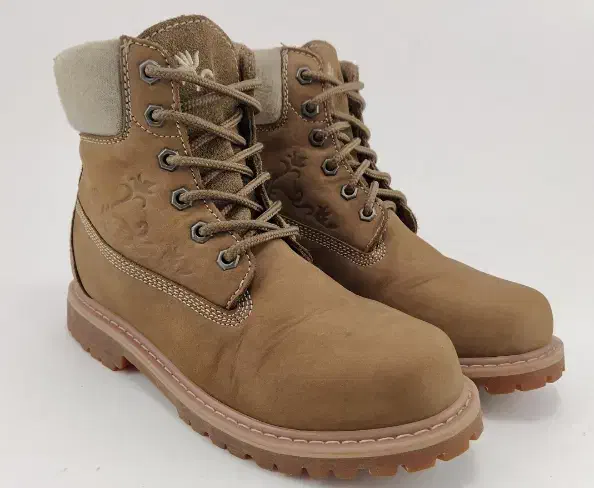 پوتین|کیف، کفش، کمربند|سلماس, |دیوار