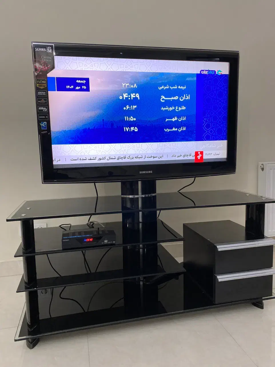 تلویزیون سامسونگ ۴۲ با میز و دستگاه دیجیتال کامل|تلویزیون و پروژکتور|تهران, نظام‌آباد|دیوار