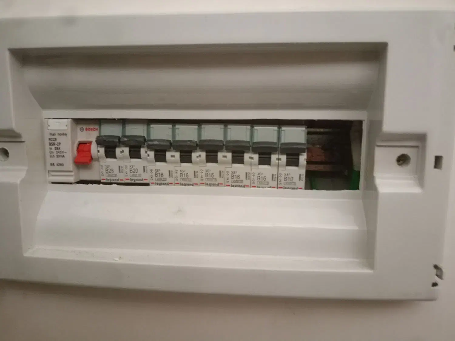 سیم کشی و نصب دوربین مداربسته|خدمات پیشه و مهارت|مرند, |دیوار