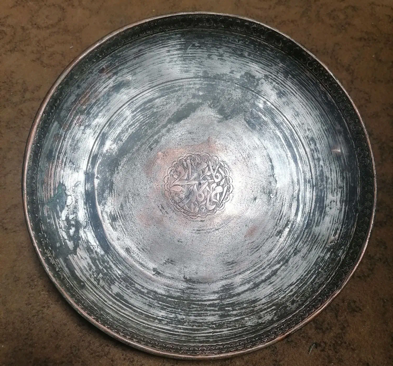 عتیقه سینی مسی قلمزنی|کلکسیون اشیاء عتیقه|قم, خاکفرج|دیوار