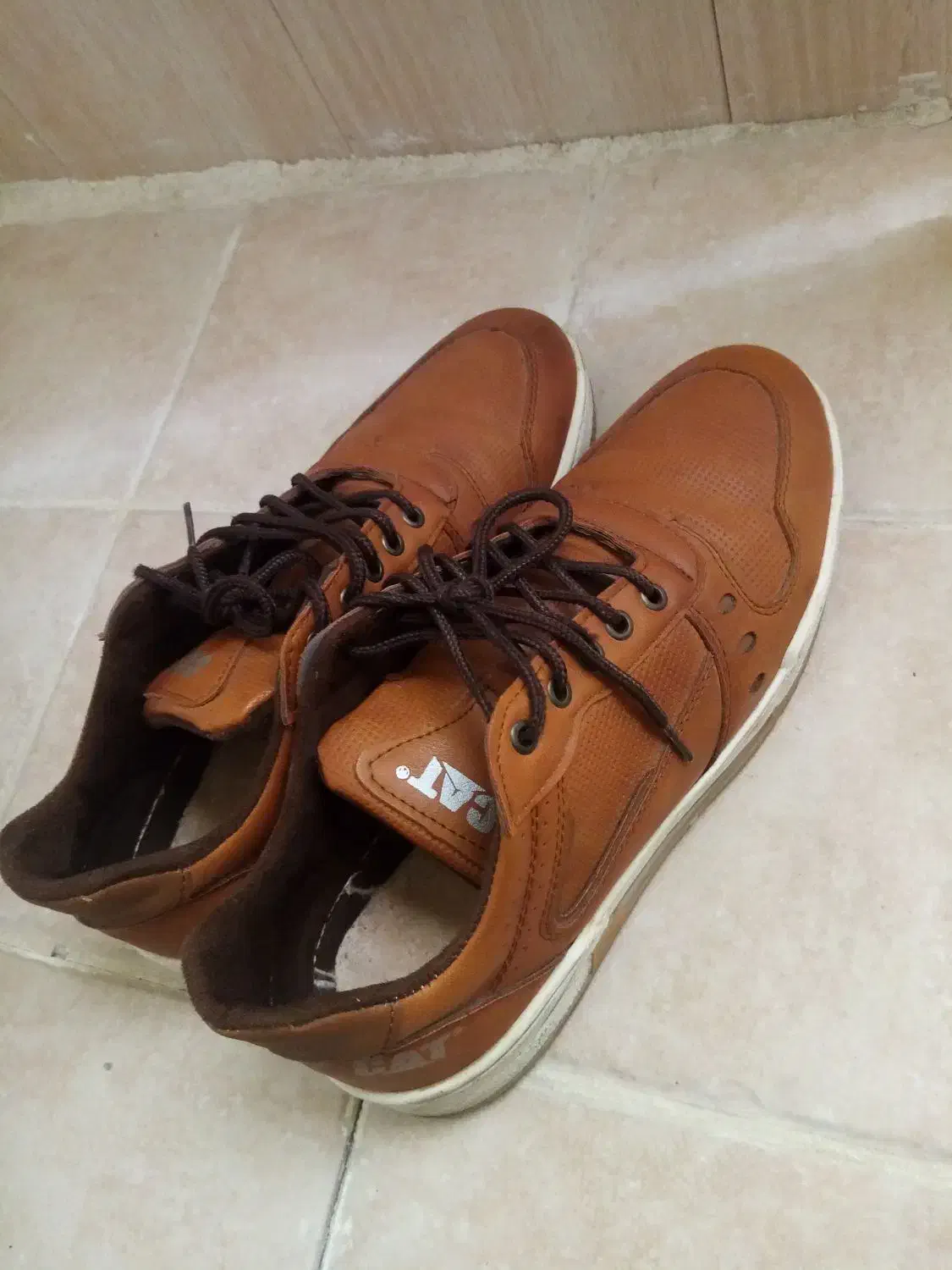 کفش|کیف، کفش، کمربند|قروه, |دیوار