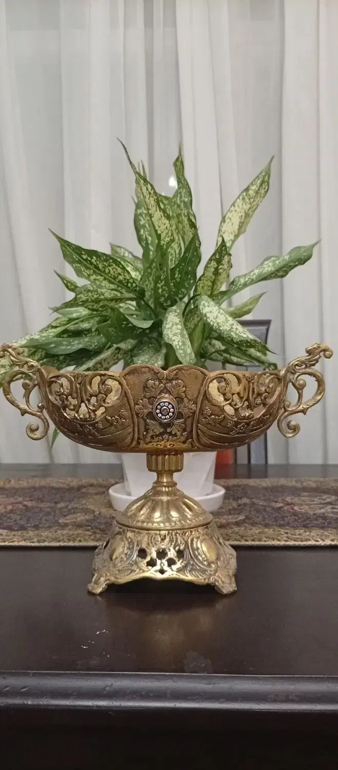 دیوار کوب مسی قدیمی و یک عدد شکلات خوری برنجی|کلکسیون اشیاء عتیقه|تهران, قصر فیروزه ۲|دیوار