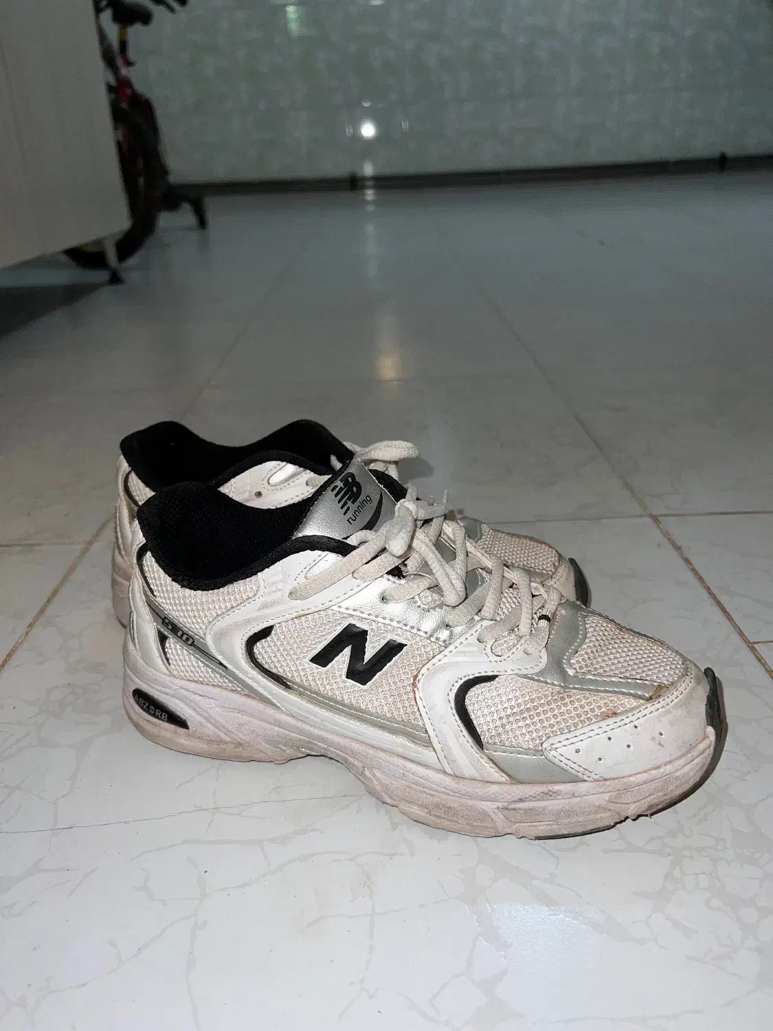 کفش در حد نو|کیف، کفش، کمربند|اقبالیه, |دیوار