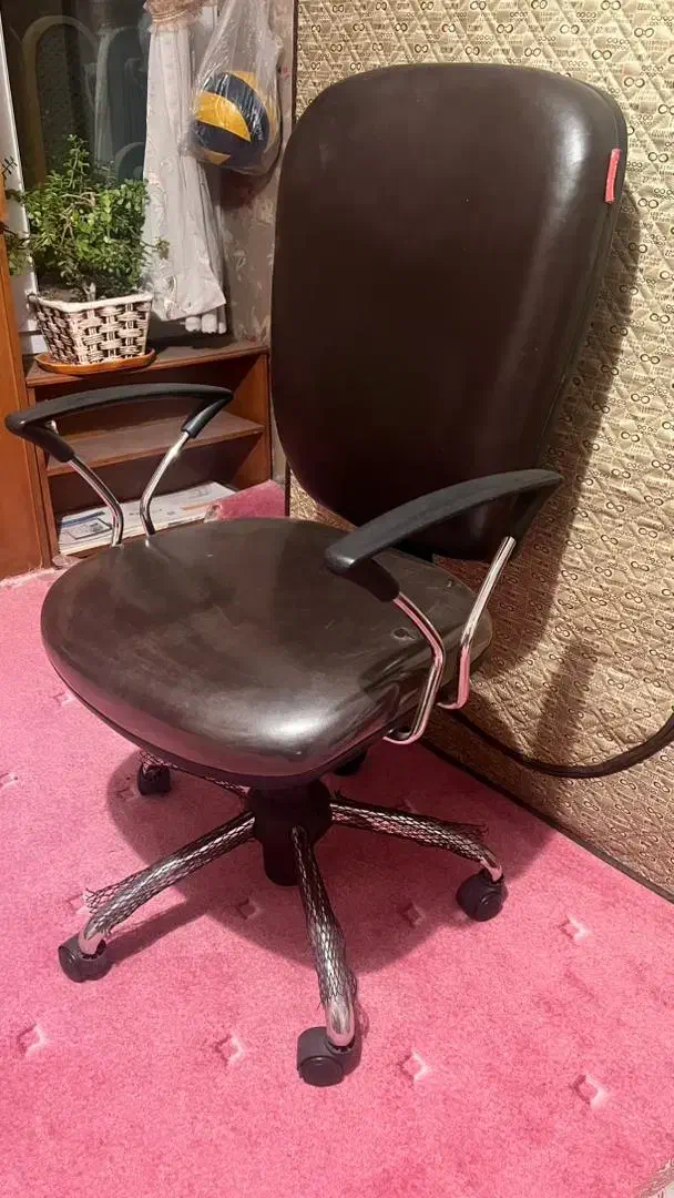 صندلی چرم . صندلی پشت توری رادسیستم. میز تحریر|دفتر کار|تهران, مرزداران|دیوار