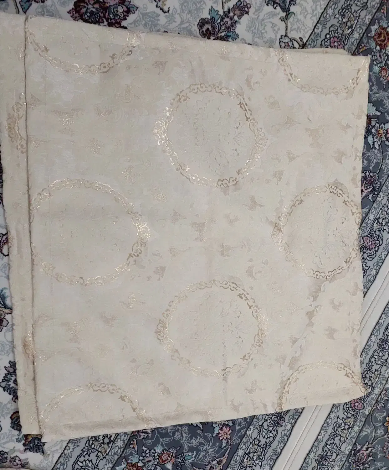 روبالشتی و رو پشتی|رختخواب، بالش، پتو|قم, چهل درخت|دیوار