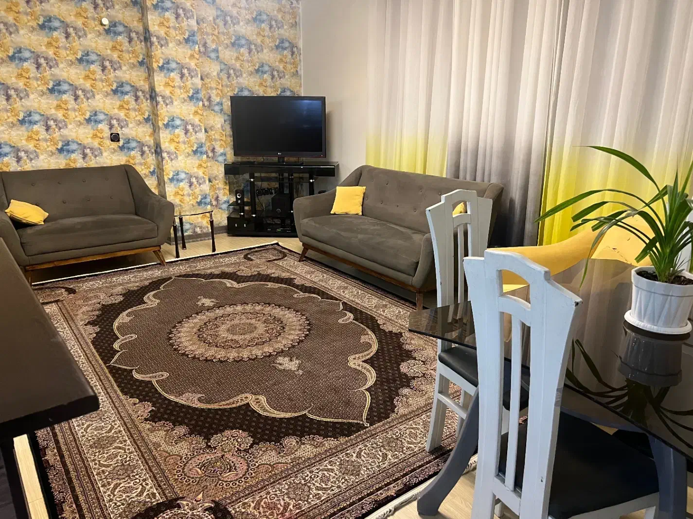 ال سی دی ال جی 42|تلویزیون و پروژکتور|صدرا-فارس, فاز ۱|دیوار