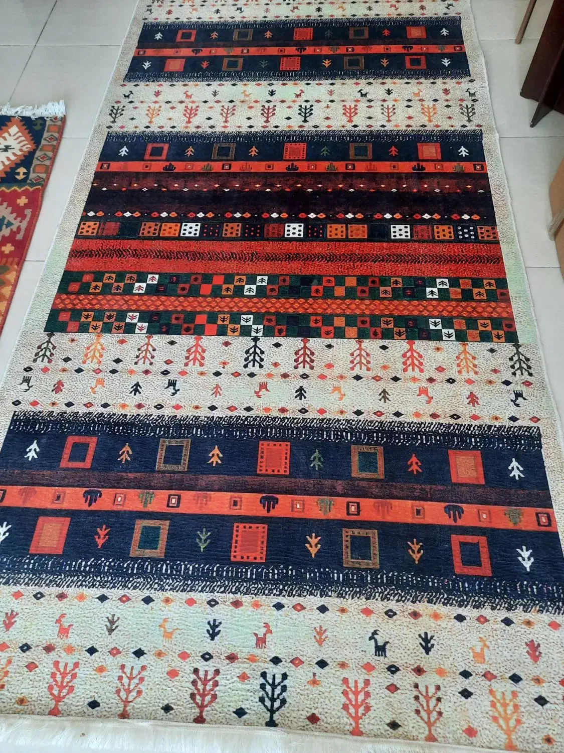 فرش گبه طرح عشایر زمینه کرم حاشیه سرمه ای|گلیم، جاجیم، گبه|تهران, گلستان (شهرک راه آهن)|دیوار