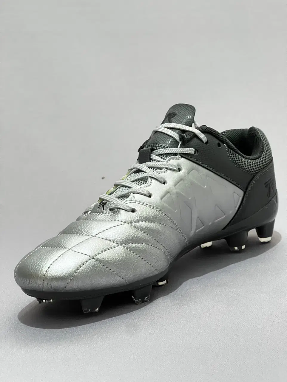 کفش کتونی کتانی فوتبال فوتبالی چمن چمنی تورف|کیف، کفش، کمربند|قم, نیروگاه|دیوار