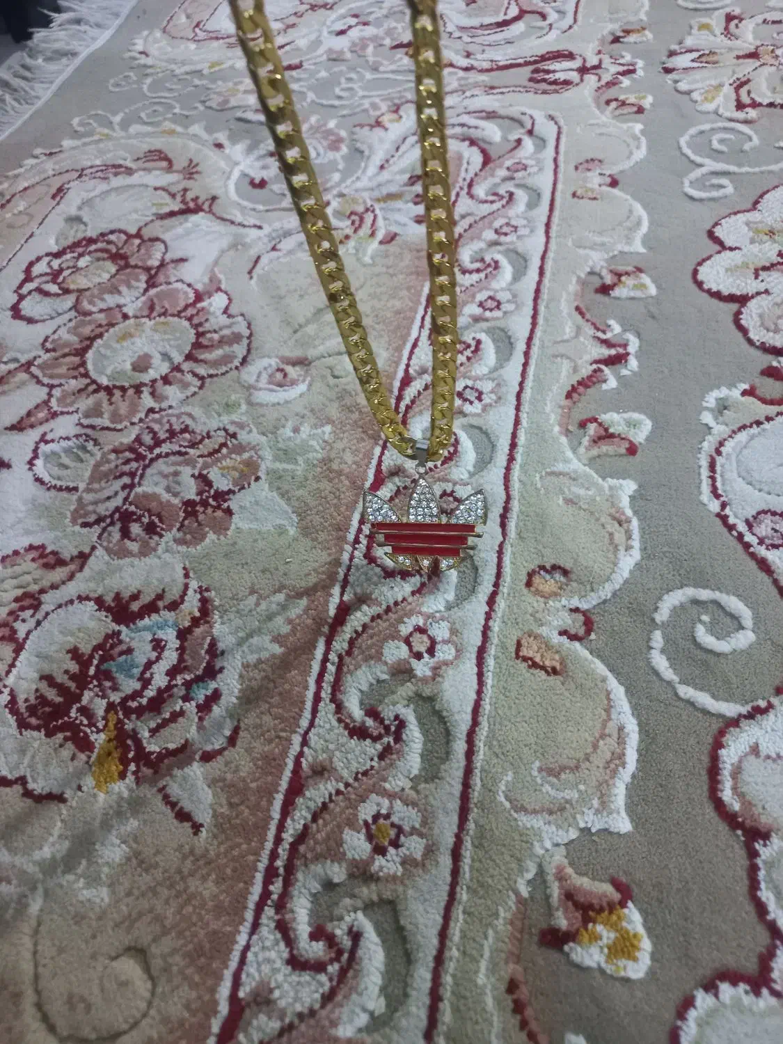 گردنبند طرح ادیداس|بدلیجات|صدرا-فارس, فاز ۲|دیوار