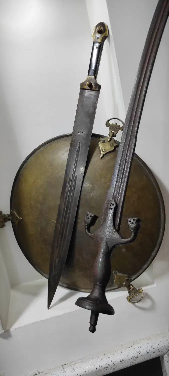 شمشیر سپر قدیمی عتیقه کلکسیونی. کلاه خود اشانتیون|کلکسیون اشیاء عتیقه|نکا, |دیوار