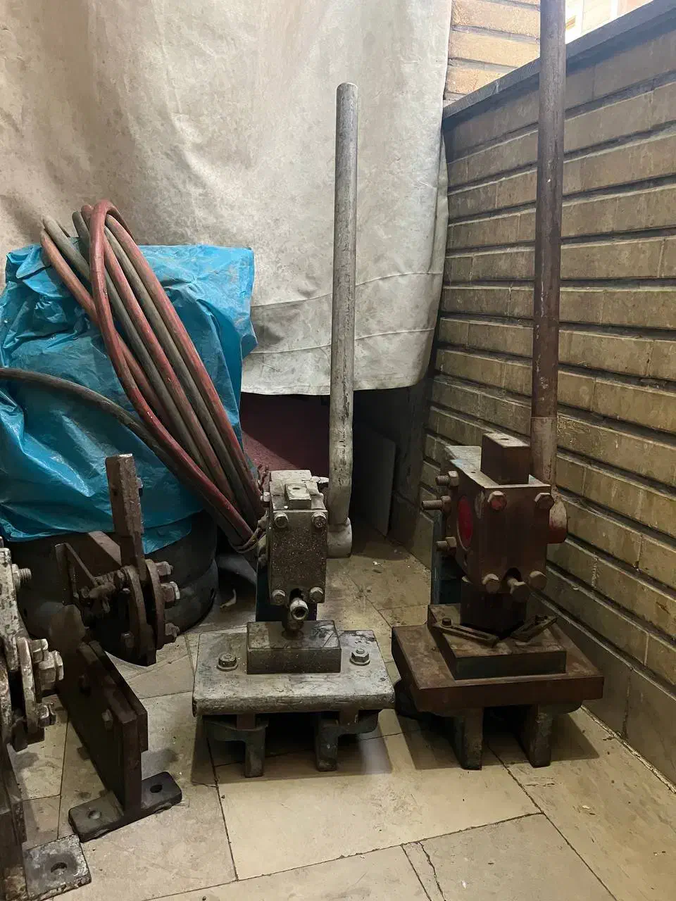 ابزار کابینت .پرس دستی .قیچی آهنبر.شیلنگ هواگاز|ابزارآلات|اندیشه, اندیشه فاز ۱|دیوار