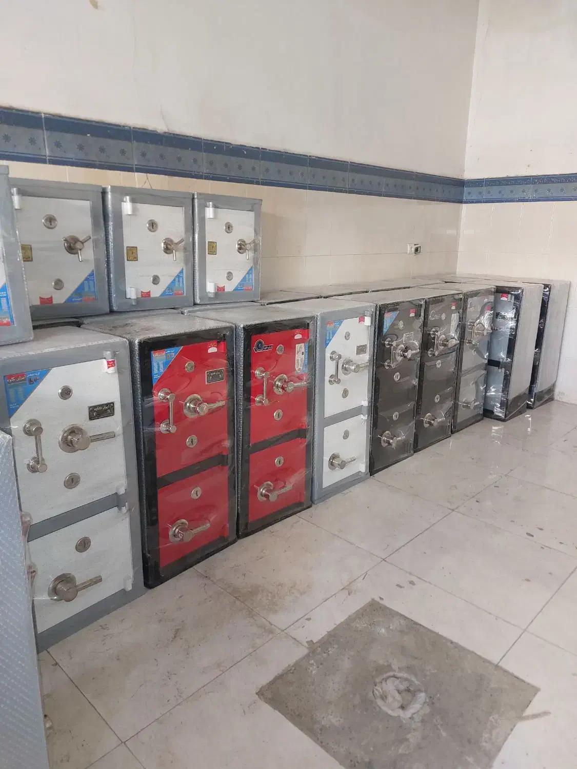 گاوصندوق پایه بلند مشکی طوسی قرمز دو درب|ابزارآلات|ارومیه, |دیوار