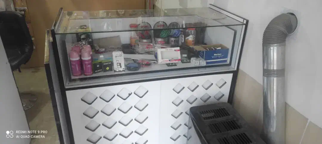 تعدادی ویترین ام دی اف به فروش میرسد|فروشگاه و مغازه|انار, |دیوار