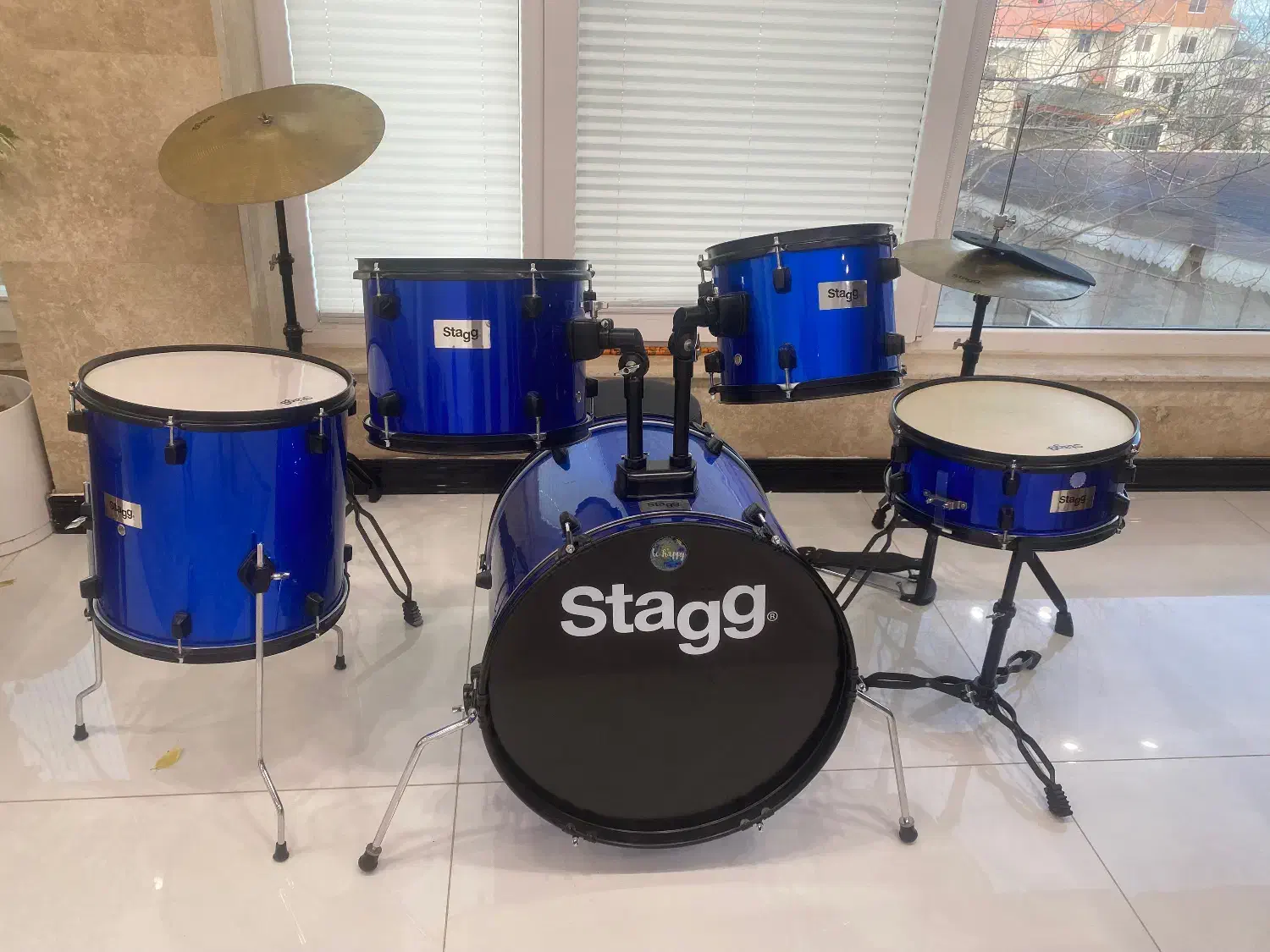 درام جاز|درام و پرکاشن|خشکبیجار, |دیوار