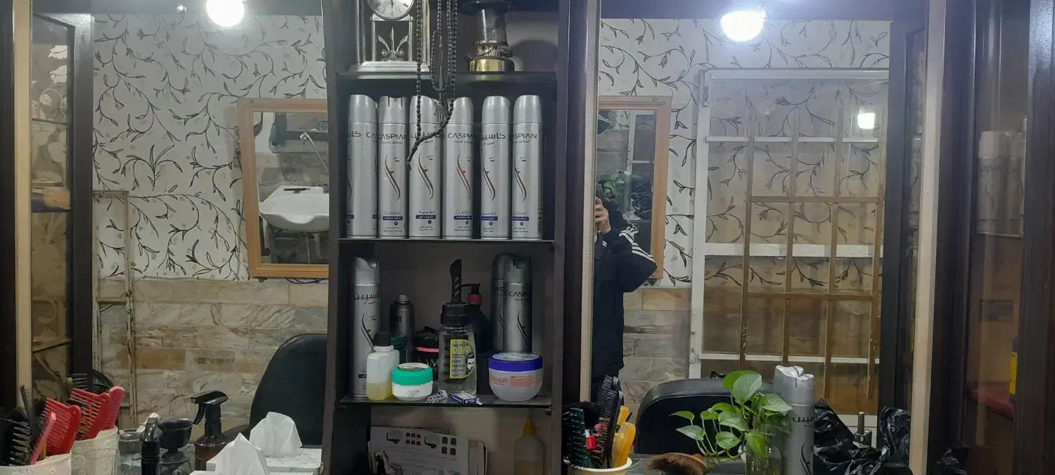 میزکار آرایشگری با آینه|آرایشگاه و سالن‌های زیبایی|رشت, سلیمانداراب|دیوار