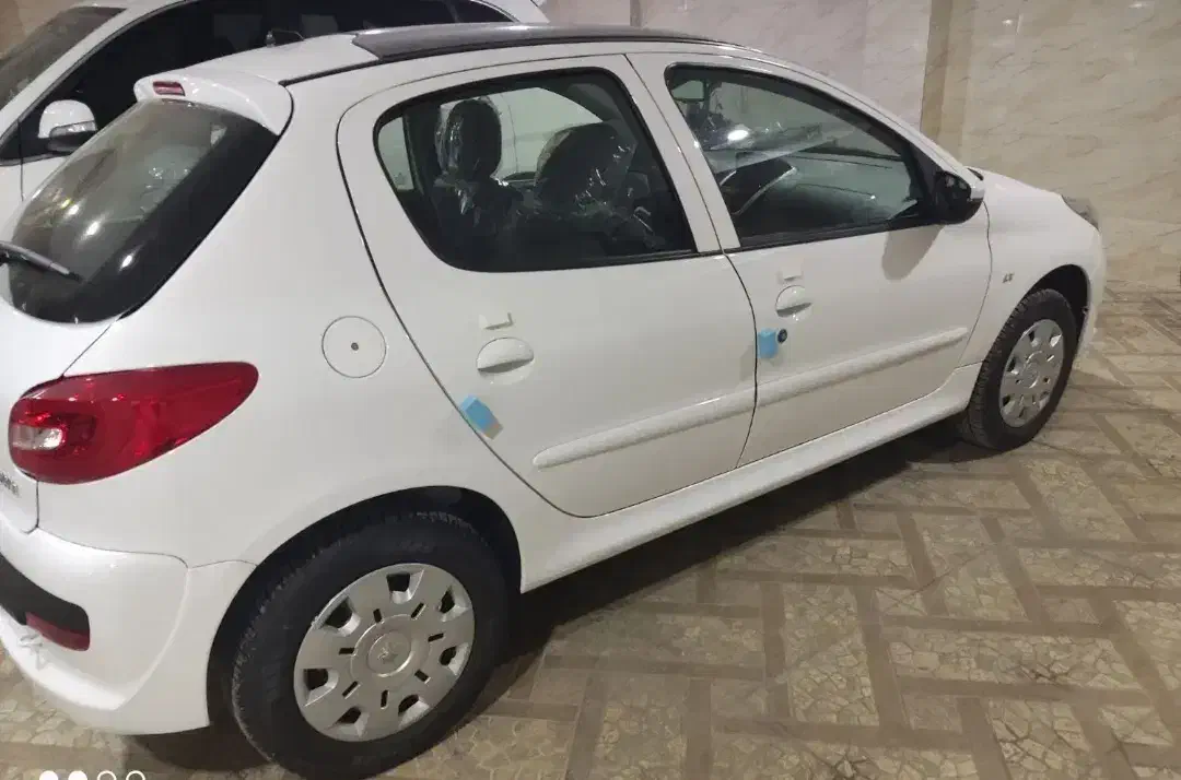 207 سقف شیشه ی تیو فایو پلاس|خودرو سواری و وانت|صدرا-فارس, فاز ۱|دیوار