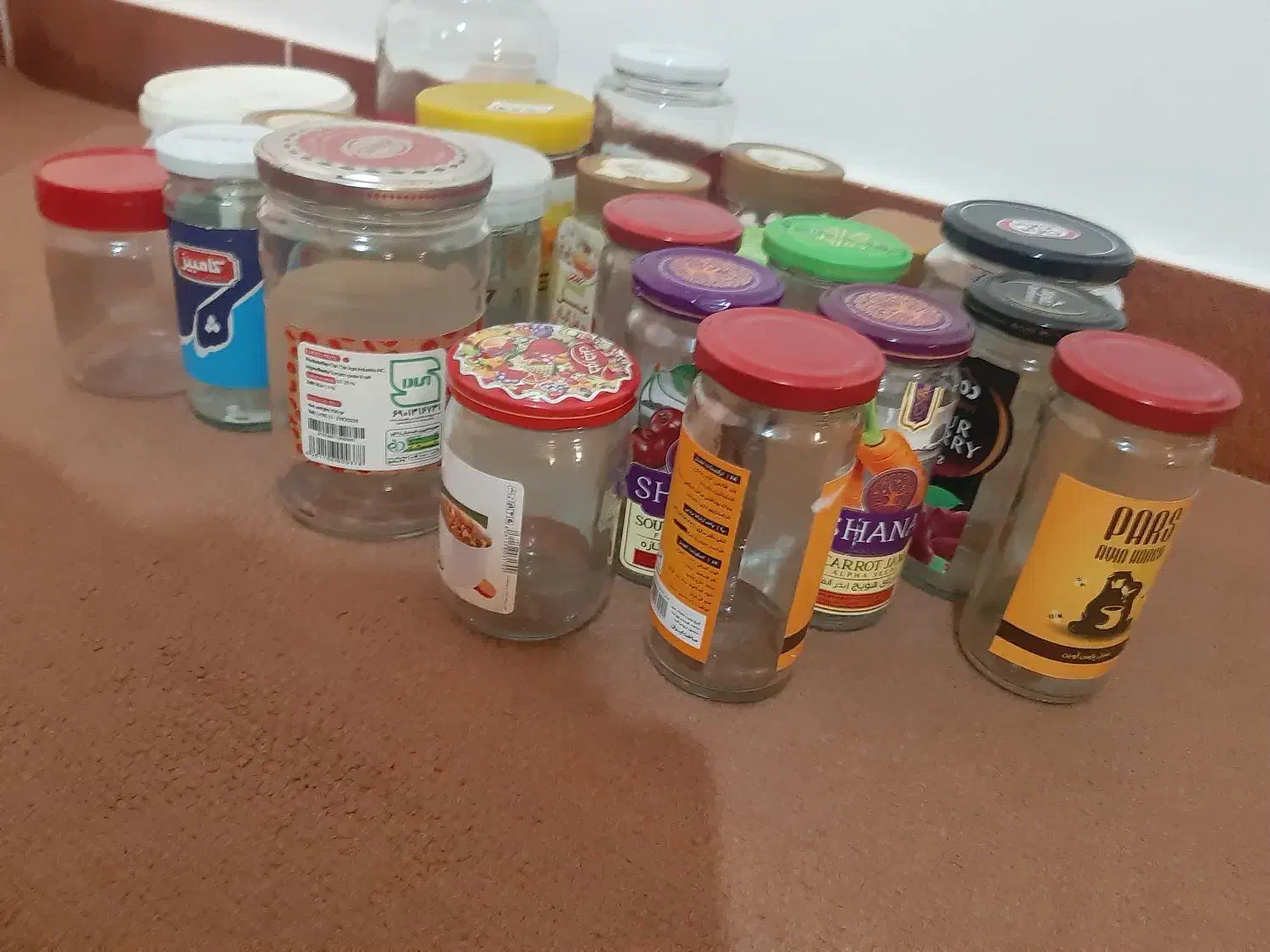 تعدادی شیشه خالی|ظروف نگهدارنده، پلاستیکی، یک‌بارمصرف|لنگرود, |دیوار