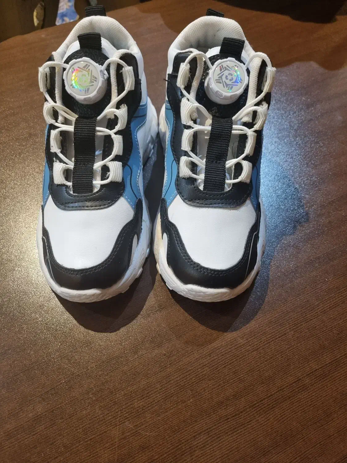 کتانی پسرانه|کفش و لباس بچه|اندیشه, اندیشه فاز ۴|دیوار