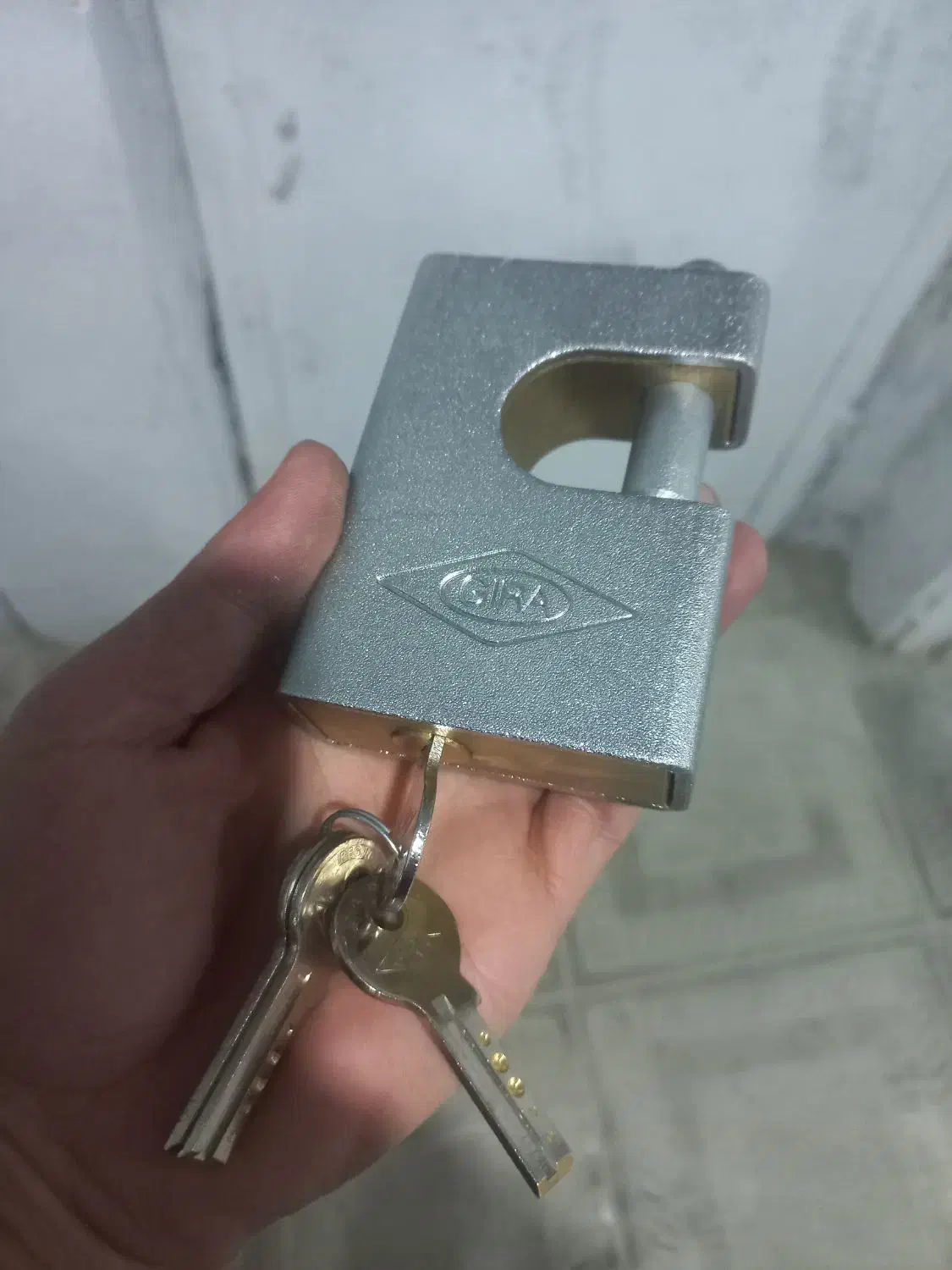 قفل کتابی گیرا|ابزارآلات|بومهن, |دیوار