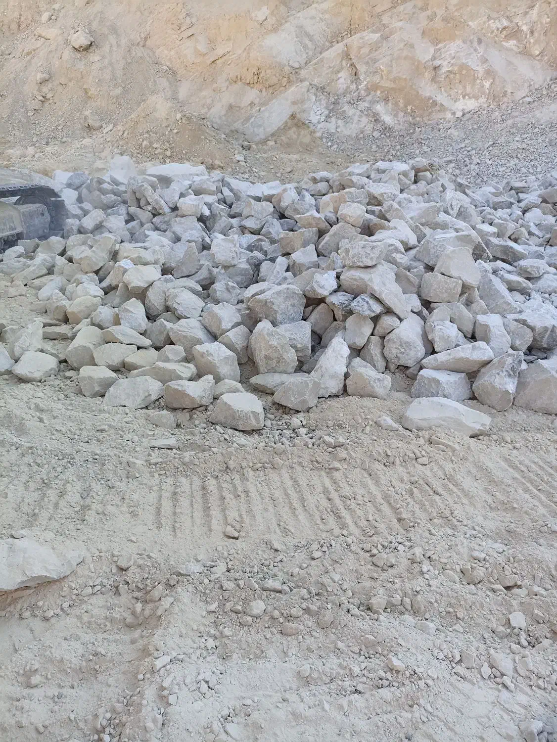 فروش انواع شن . سنگ لاشه . قلوه . بیس قیمت مناسب|مصالح و تجهیزات ساختمان|بندر گناوه, |دیوار