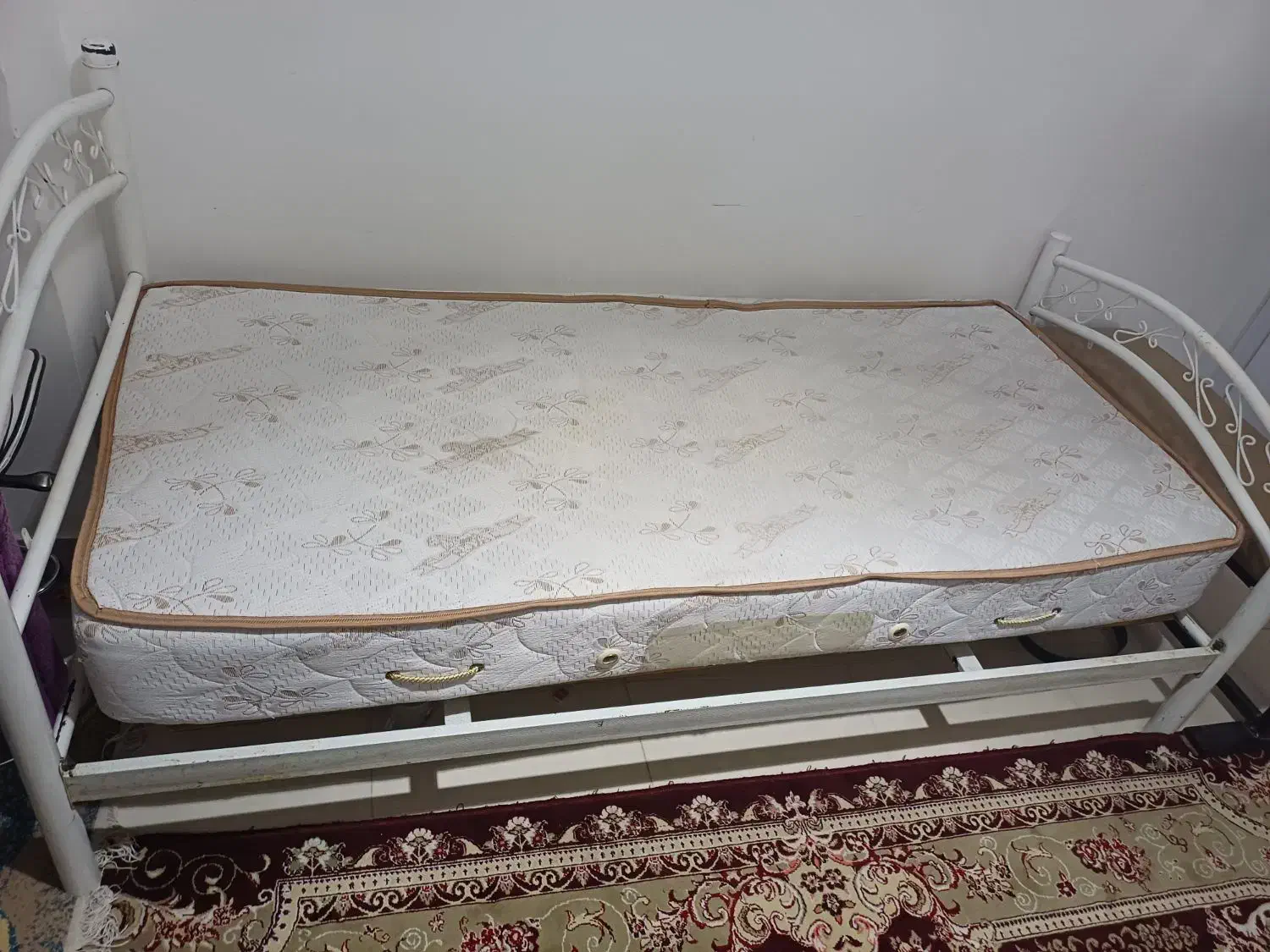 تختخواب و تشک|تشک تختخواب|میانه, |دیوار