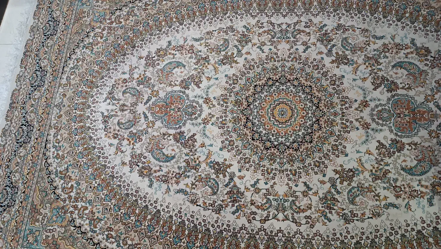 میز غذاخوری و فرش و پشتی|مبلمان خانگی و میز عسلی|ملایر, |دیوار