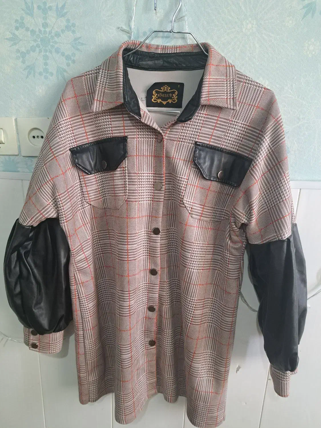 دو عدد پالتوی پاییزی|لباس|گرمی, |دیوار