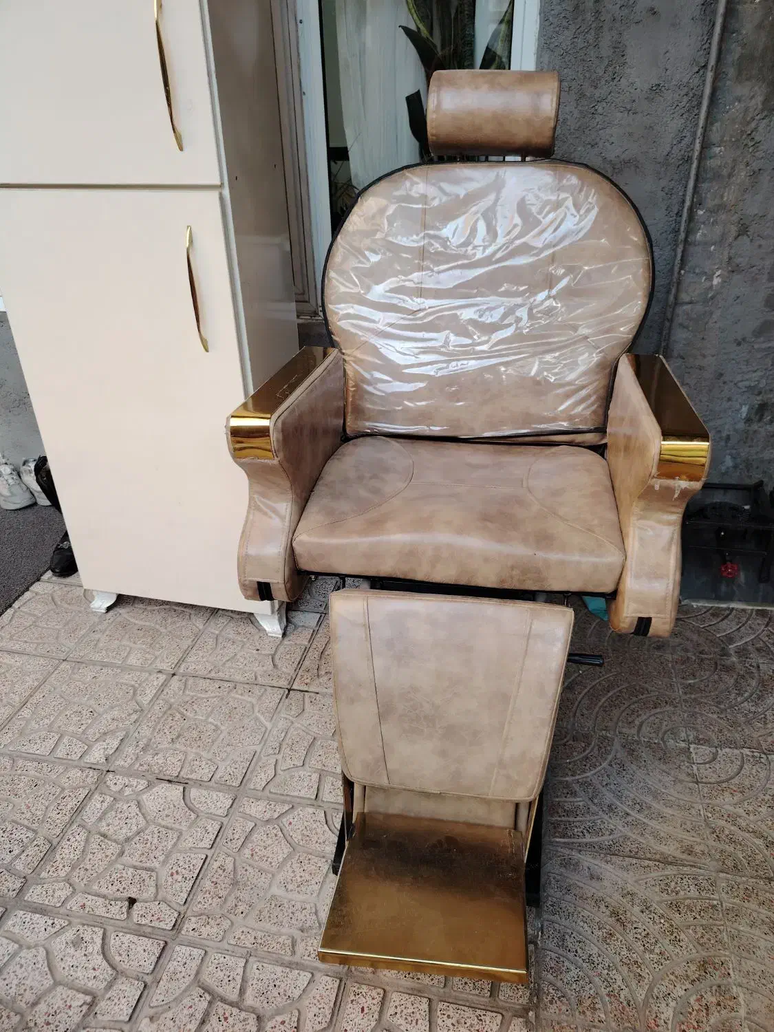 آینه وصندلی|آرایشگاه و سالن‌های زیبایی|میاندوآب, |دیوار