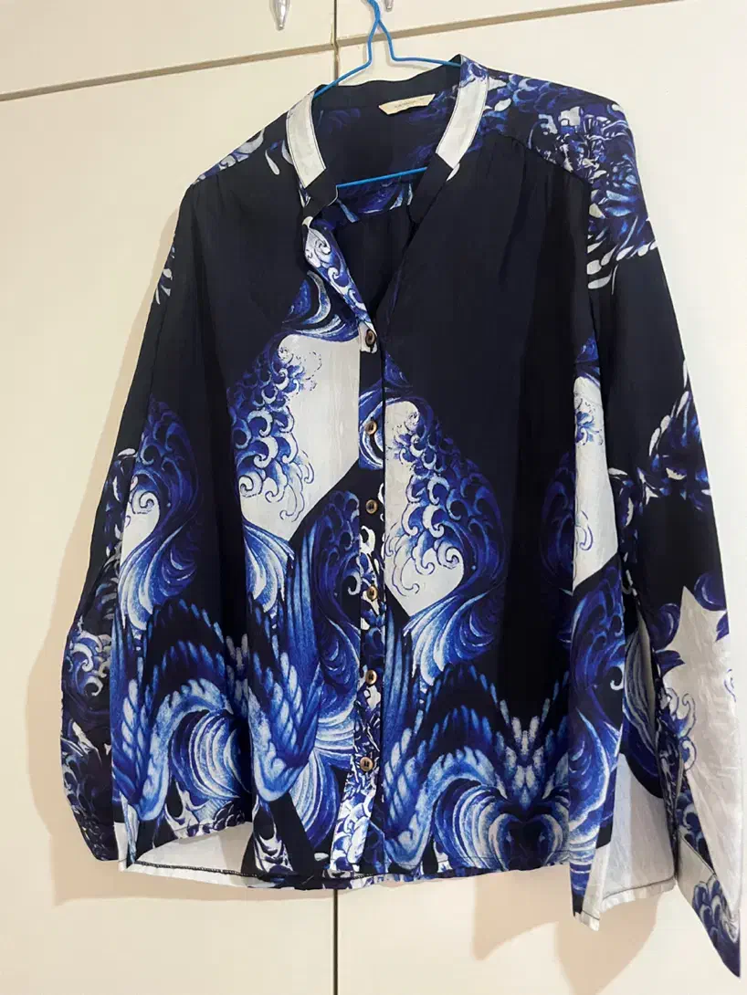 تعدادی لباس|لباس|تبریز, |دیوار