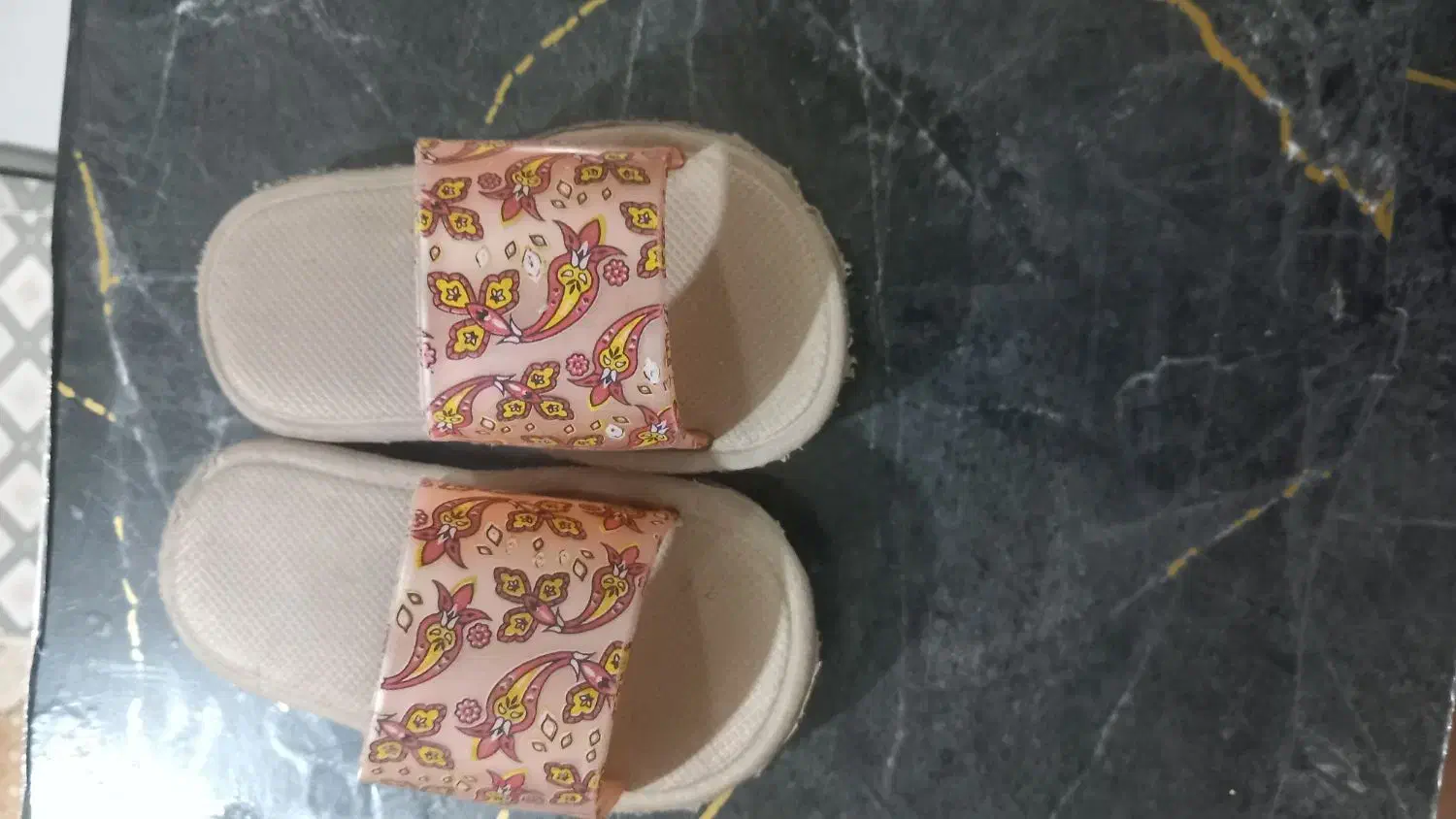 تعدادی کفش ودمپایی دخترانه|کفش و لباس بچه|یاسوج, |دیوار